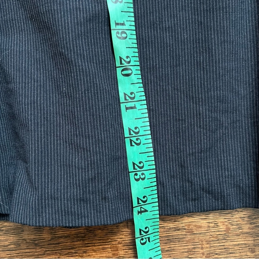 Banana Republic size 8 gray pinstriped wool blend skirt - Picture 5 of 10